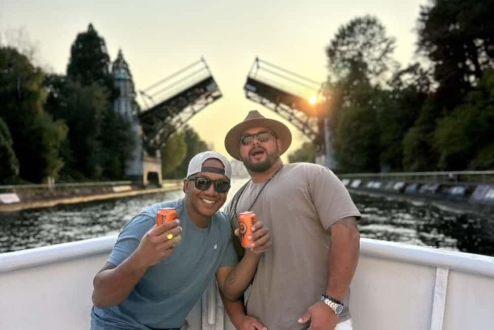 Seattle: Lake Union Happy Hour Cruise - What You’ll See: Space Needle, Seaplanes, and Floating Homes Up Close
